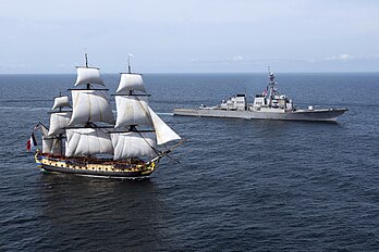 L'Hermione, escortée par l'USS Mitscher. (définition réelle 3 308 × 2 202)