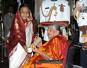 The President, Smt. Pratibha Devisingh Patil presenting the Padma Shri Award to Smt. R. Nagarathnamma, at an Investiture Ceremony-II, at Rashtrapati Bhavan, in New Delhi on April 04, 2012.jpg