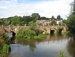 Brücke über den Fluss Wey zur North East Side of Green