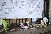 Devant l'hôtel de ville de Tours (France), un mur d'expression a été dressé au dessus d'un espace de recueillement. On peut y lire des témoignages en français, en allemand, en espagnol et en anglais. On note en bas à gauche le message "Pour Adama, tué par la police terroriste", en référence à Adama Traoré, un français mort lors d'une garde-à-vue à Beaumont-sur-Oise le 19 juillet 2016.