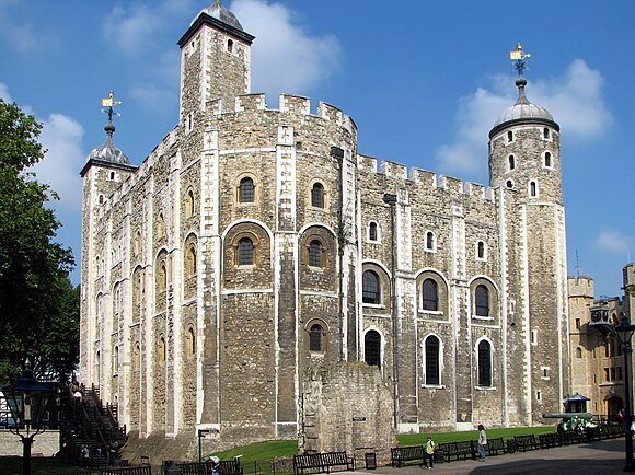The White Tower of the Tower of London, originally built by William the Conqueror to control London.[87]