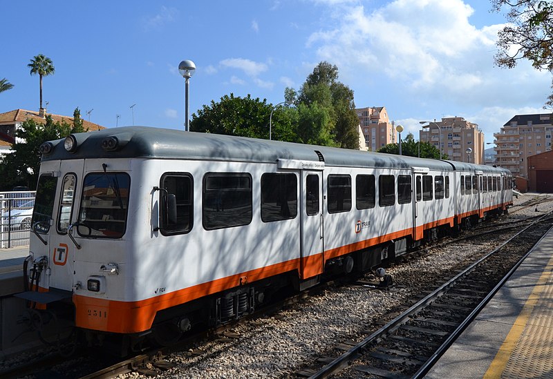 File:Tren a l'estació de Dénia.JPG