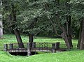 Wiederhergestellte Brücke im Park