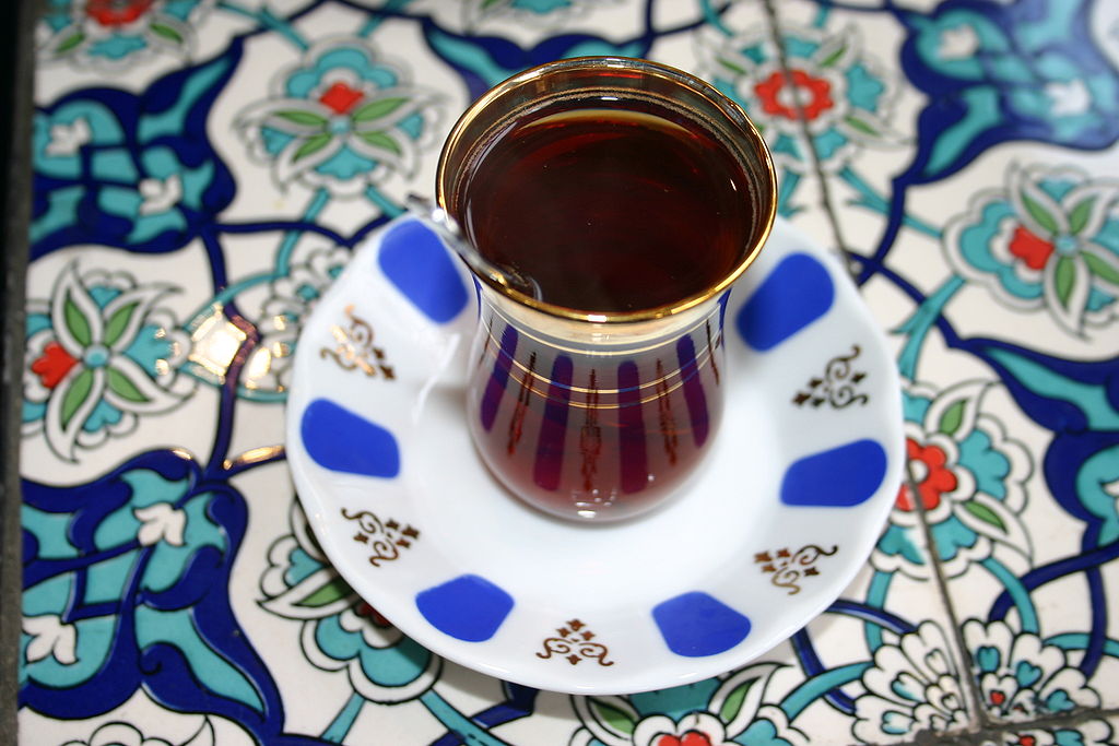 Le thé turc est servi dans des verres en forme de tulipes. 