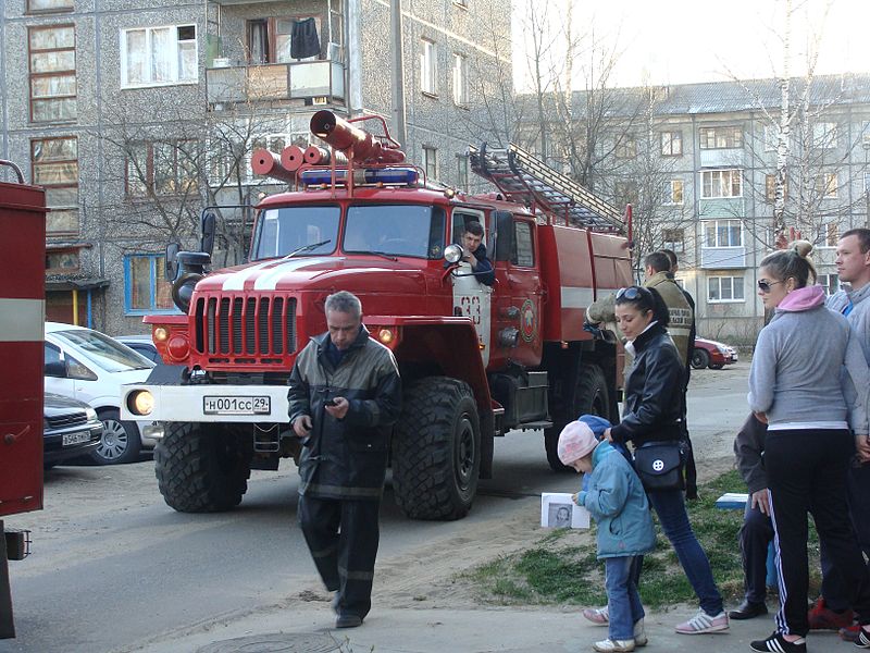 File:Tushenie podvala Naberezhnaya 42, Koryazhma 11.05.2013 (10).JPG