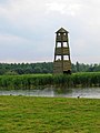 Een uitkijktoren aan de rand van het water