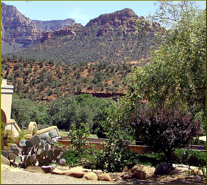 File:Uptown, Sedona, AZ 7-30-13c (9549228210).jpg