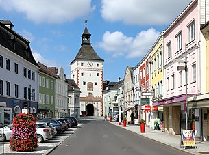 Alsóvárosi torony Vöcklabruckban;  a külvárosból nézve