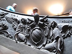 Chiudere le scale di uscita dei Musei Vaticani - panoramio.jpg