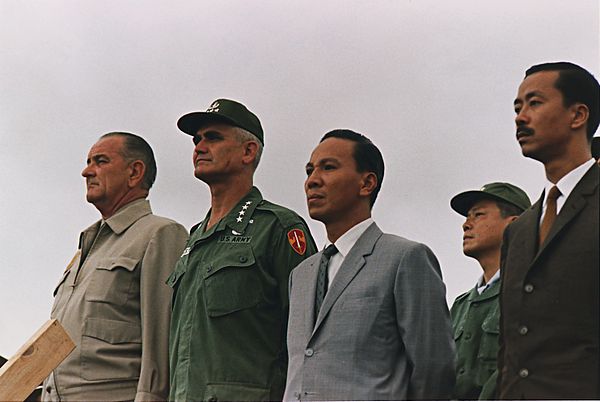 Kỳ (far right), US President Lyndon B. Johnson, General William Westmoreland, and President Nguyễn Văn Thiệu together in October 1966