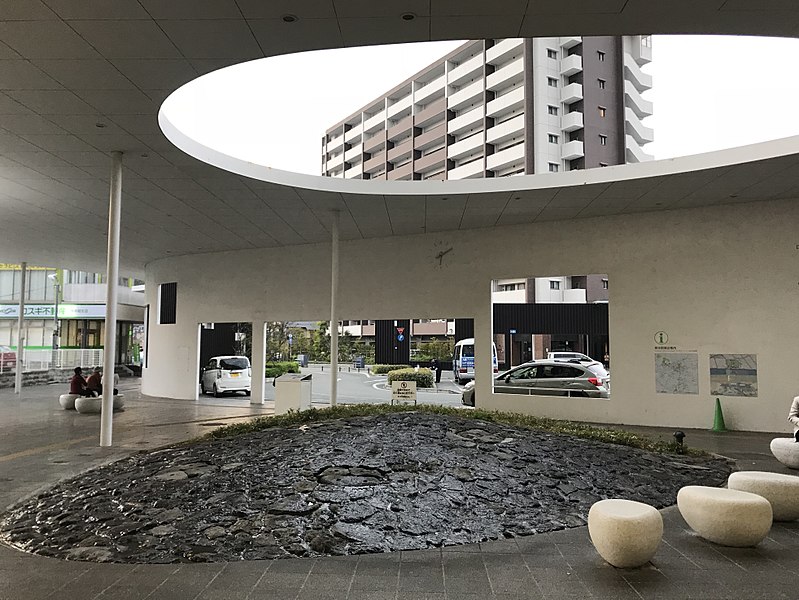 File:View in front of west entrance of Kumamoto Station.jpg