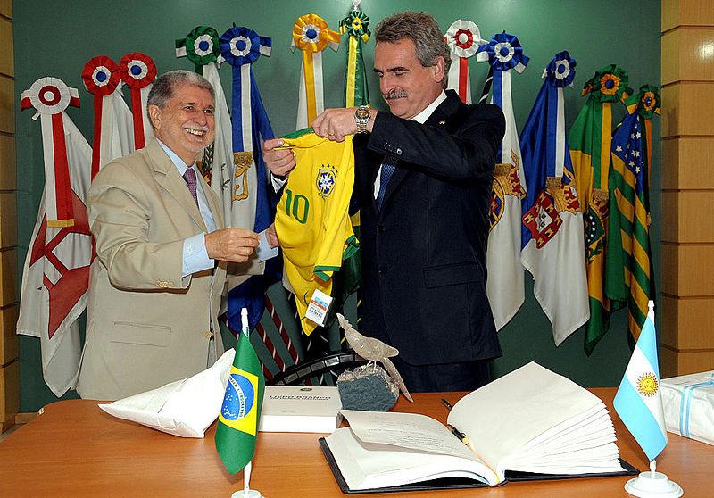 File:Visita do ministro da Defesa da Argentina, Agustin Rossi, ao ministro Celso Amorim (10980101225).jpg