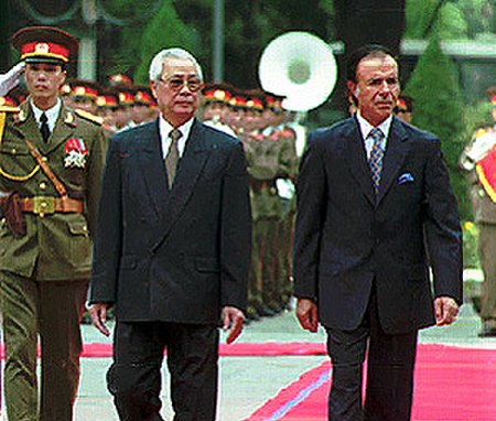 Vo Van Kiet with Carlos Menem.jpg