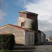 Le moulin de Beauchêne vu de trois-quart gauche du trottoir opposé