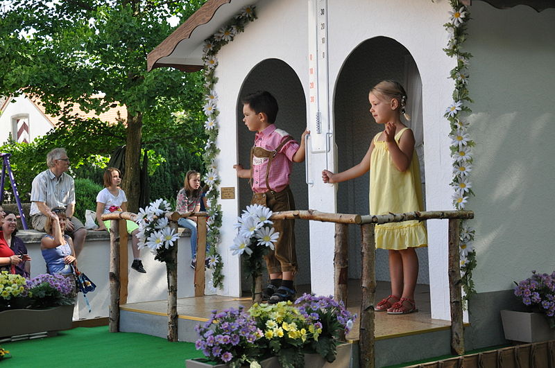 File:Welfenfest 2013 Festzug 012 Wetterhäuschen.jpg