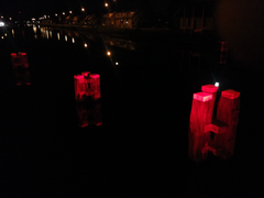 Rot beleuchtete Dalben im Kanal von Goes zur Oosterschelde bei Wilhelminadorp