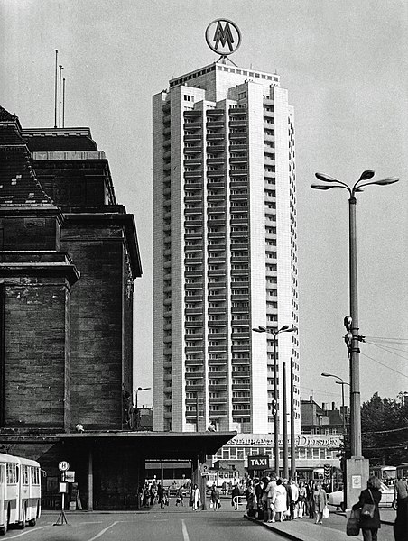 File:Wintergartenhochhaus mit Restaurant Stadt Dresden 1974.jpg