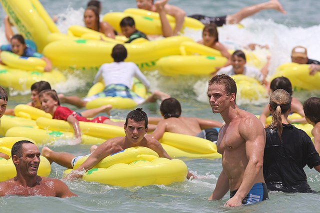 File:World record attempt at the Havaianas Australia Day Thong Challenge  (6764083233).jpg - Wikimedia Commons