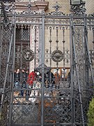Wrought iron fence by Gyula Jungfer (1905), St. Stephen's Basilica, 2016 Budapest.jpg