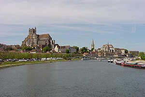 Yonne Nehri üzerinde Saint Étienne Katedrali