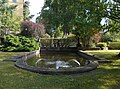 Brunnen in einer kleinen Parkanlage (ehemaliger Klostergarten des benachbarten Franziskanerklosters ?)