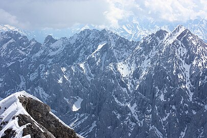 Hochwanner-Bergkette mit Ober- und Hinterreintalschrofen und dem düsteren Jungfernkarkopf