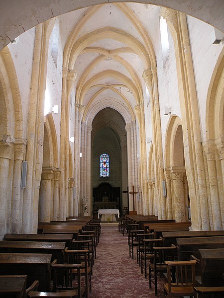 File:Église de la Nativité-de-Notre-Dame nef 2.JPG