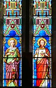 Vitrail du chœur : Jésus et Marie montrant leur cœur.