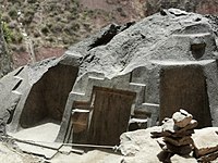 Stufenmotiv beim Granit-„Schrein“ von Naupa Iglesia