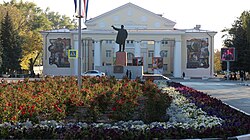 Городской дворец культуры и памятник В.И. Ленину на ул. Мира.JPG
