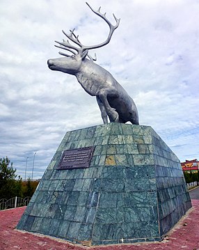 Мо салехард. Памятник оленю Салехард. Скульптура Северный олень Салехард. Памятники в городе Салехард. Салехард достопримечательности.