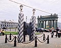 Sinal Memorial "Moscow Outpost" e portões triunfais de Moscou
