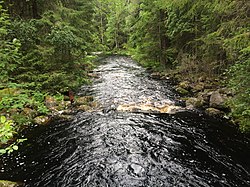 Joki Vuotsijärven ja Kolonjärven välisellä sillalla