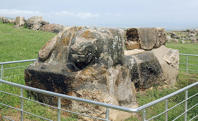 File:Ḫattuša Löwenbecken 02.jpg