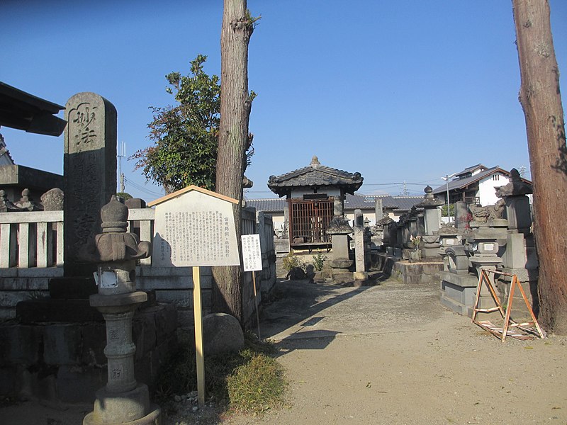 File:漁翁堂・供養塔と説明板.jpg