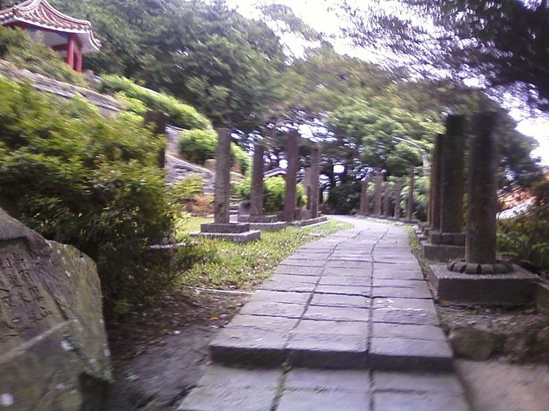 File:草嶺古道入口 很像神社鳥居前 (11.06.21) - panoramio.jpg