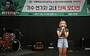 あるオーディションで歌う人（韓国）