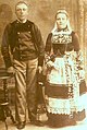 Un couple de la région de Landudal en costume traditionnel vers 1920