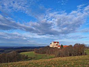 Eine der letzten auch auf dem Radweg von weitem sichtbaren Kulturdenkmäler zwischen Aalen und Nördlingen am Trauf der Ostalb ist das Schloss Kapfenburg.