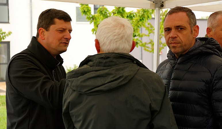 Florian Bouquet (président du conseil départemental) et Didier Vallverdu (maire de Rougemont-le-Château et conseiller régional) en discussion.