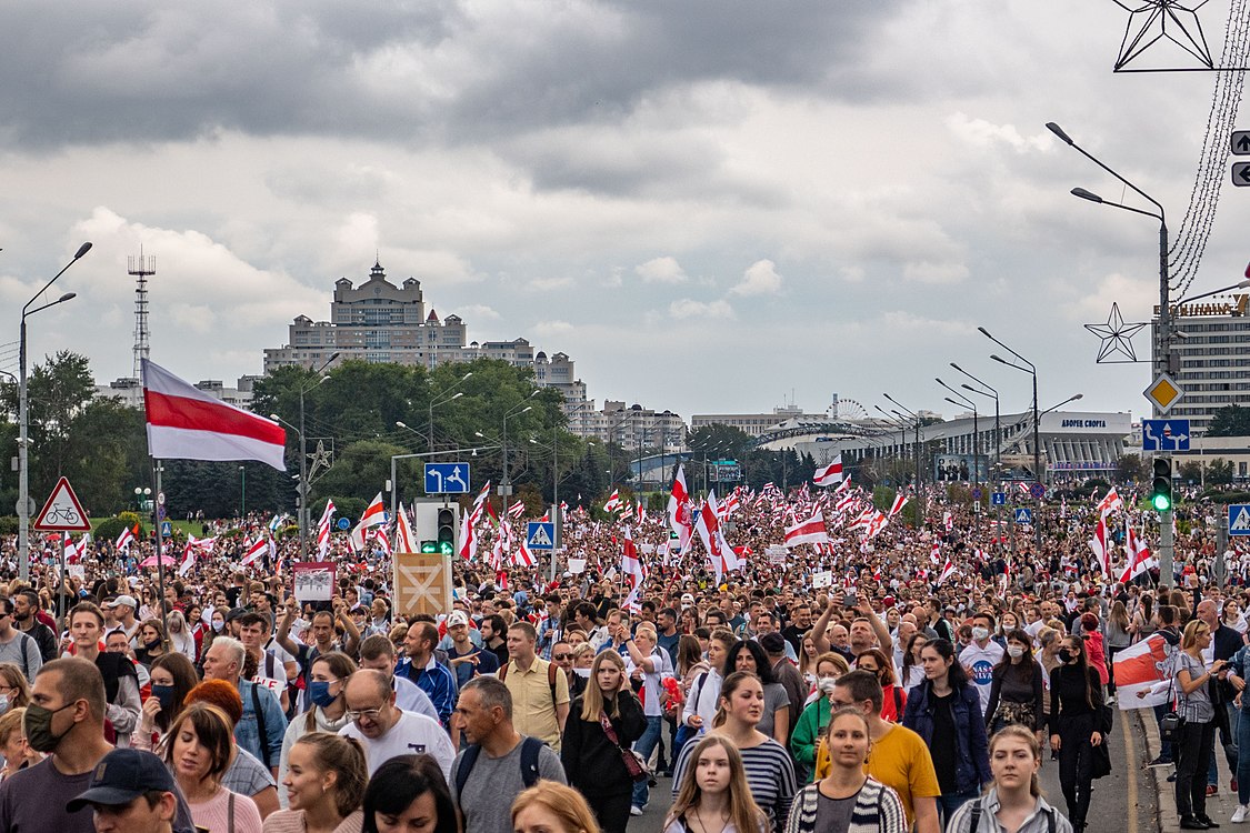 У стелы «Минск — город-герой» (вид в сторону центра города)