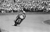 John Surtees onderweg in de TT van Assen van 1960, de enige 500cc-race waarin hij in dat jaar de finish niet haalde