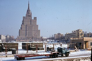 המגרש ברחוב בולשוי דוויאטינסקי פרולוק מספר 8 שיועד ל-"שגרירות ארצות הברית במוסקבה" (צולם בשנת 1971, הבניה של מבנה השגרירות החלה בשנת 1979)