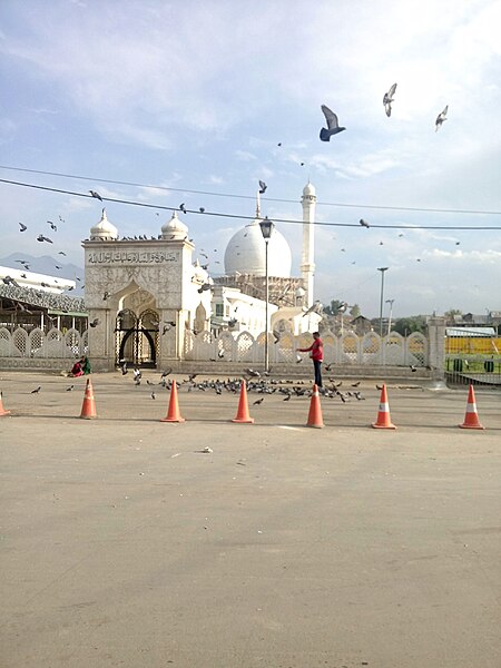 File:A mosque in Srinagar - Hazratbal shrine.jpg