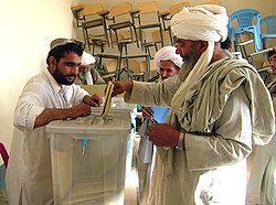 Un hombre ejerciendo su voto en Afganistán