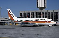 Eine Boeing 737-200 der Air Europe auf dem Flughafen Basel im Jahr 1984