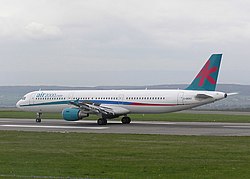 Airbus A321 авиакомпании Air 2000 в международном аэропорту Бристоля