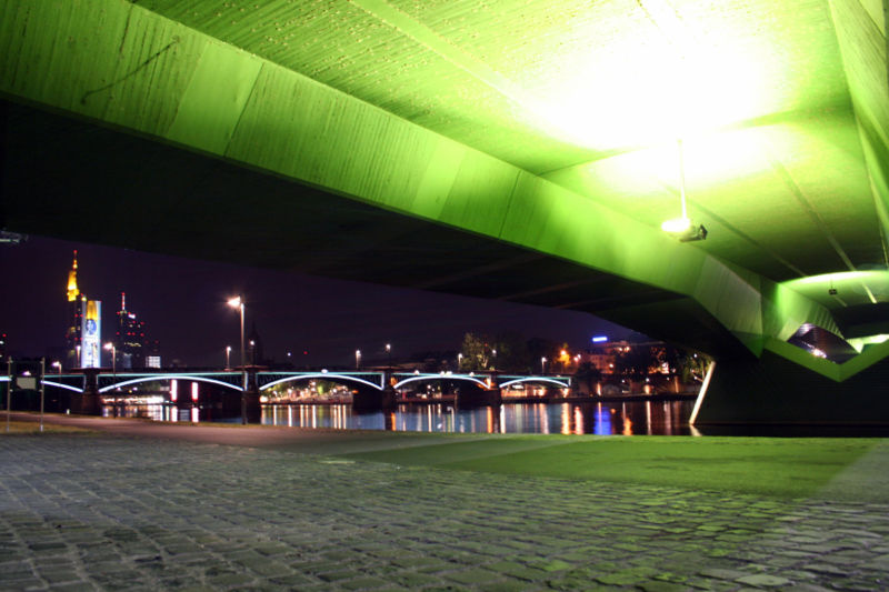 File:Ak Ignatz-Bubis-Brücke und Frankfurter Skyline unter der Flößerbrücke bei Nacht.jpg