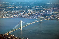 El puente Akashi Kaikyō en Japón, el segundo tramo principal más largo del mundo