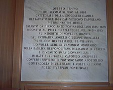 Tradução da placa colocada no corredor esquerdo, que ilustra os privilégios concedidos ao arcipreste pro-tempore da catedral de Caorle, sacristia da catedral